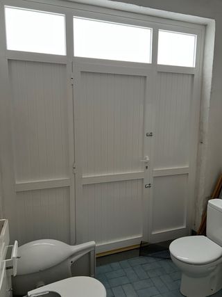 Puerta de garaje blanca