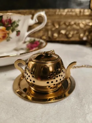 Infusore a forma di teiera dorata