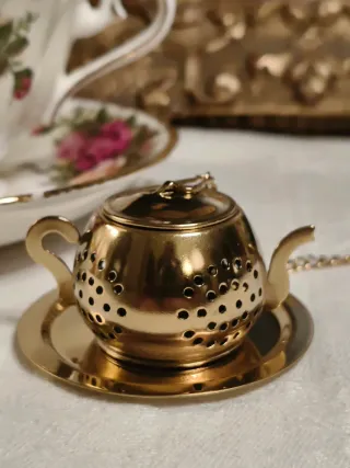 Infusore a forma di teiera dorata