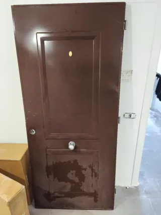 Puerta de seguridad marrón