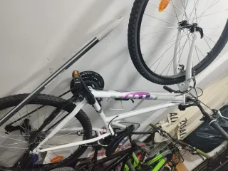 Bicicleta blanca poco uso