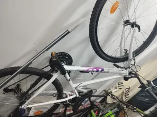 Bicicleta blanca poco uso