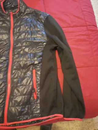 Chaqueta acolchada negra y roja XL