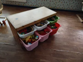 Mueble organizador con juguetes