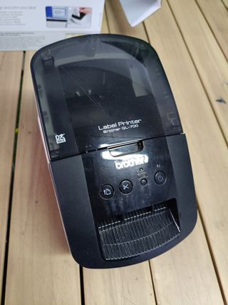 Brother QL700, Impresora de etiquetas profesional con tecnología térmica directa, con función "Conectar y Etiquetar"