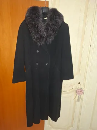 Cappotto nero con collo pelliccia