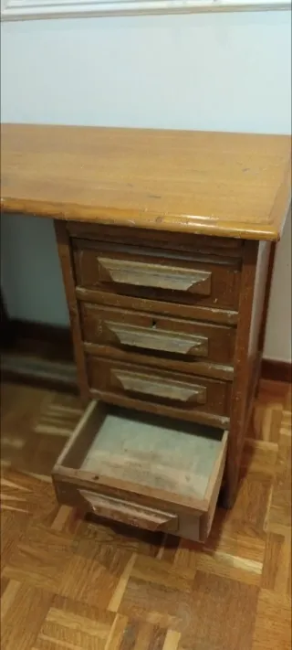 Escritorio de madera con cajones