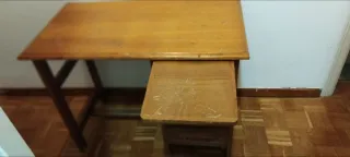 Escritorio de madera con cajones