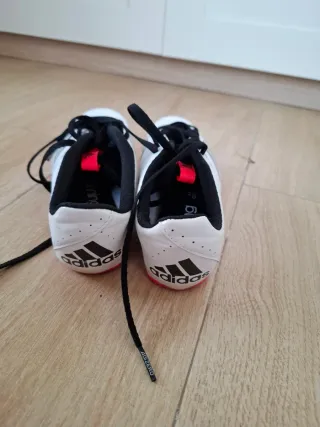 Zapatillas Adidas Atletismo Blancas y ROJAS.