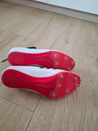 Zapatillas Adidas Atletismo Blancas y ROJAS.