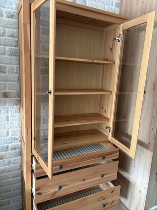 Vitrina de madera con puertas de cristal