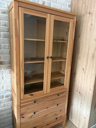 Vitrina de madera con puertas de cristal