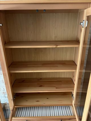 Vitrina de madera con puertas de cristal