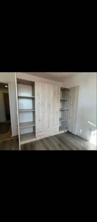 Armario de madera color beige/marrón