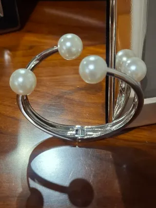 Pulsera Acero Plata Perlas Blancas. Ajustable