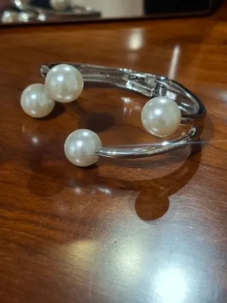Pulsera Acero Plata Perlas Blancas. Ajustable