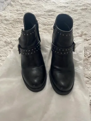 Botínes tacón con tachuelas y hebilla