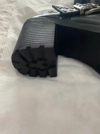 Botínes tacón con tachuelas y hebilla