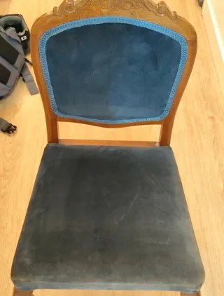 Silla de madera elegante azul y marrón