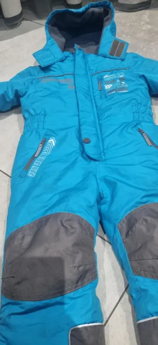 Tuta da neve azzurra taglia 4 anni