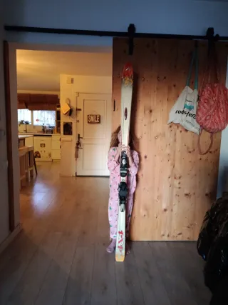 Esquís con fijaciones