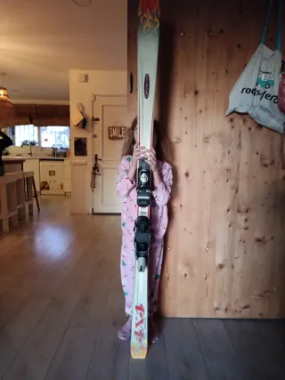 Esquís con fijaciones