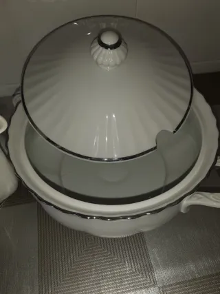 Sopera vintage de porcelana y cafetera