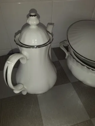 Sopera vintage de porcelana y cafetera