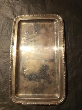 Bandejas de plata y monedas.