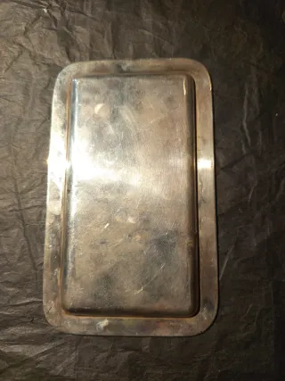 Bandejas de plata y monedas.