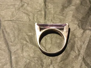 Bandejas de plata y monedas.