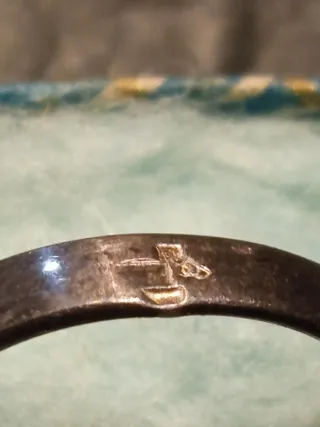 Bandejas de plata y monedas.