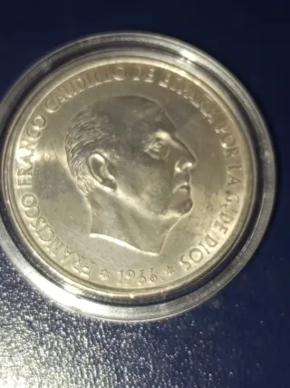 Bandejas de plata y monedas.