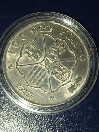 Bandejas de plata y monedas.