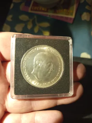 Bandejas de plata y monedas.