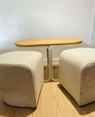 Mesa auxiliar y 2 taburetes