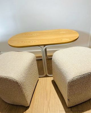 Mesa auxiliar y 2 taburetes