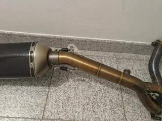 Escape Akrapovic Carbono para Suzuki V-Strom 650