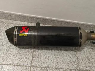Escape Akrapovic Carbono para Suzuki V-Strom 650