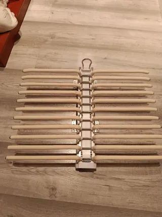 Dos percheros extraíbles armario beige