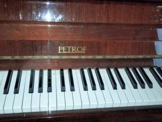 Piano de pared Petrof madera caoba