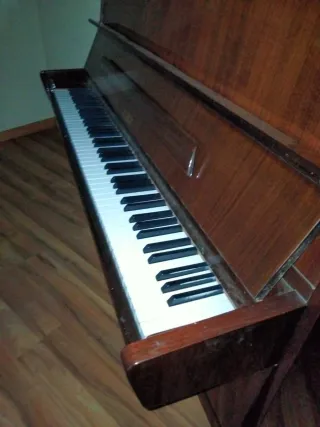 Piano de pared Petrof madera caoba