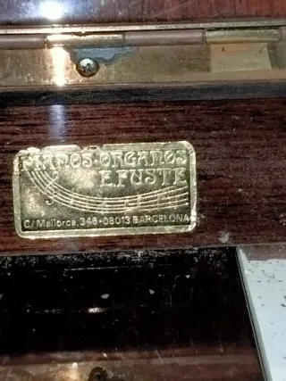 Piano de pared Petrof madera caoba