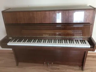 Piano de pared Petrof madera caoba