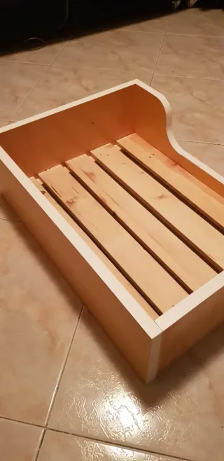 Cama para mascota de madera
