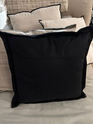Cojín Zara Home Negro con Bordado Plateado