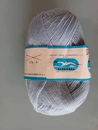 10 gomitoli lana Albatros Perlé celeste.