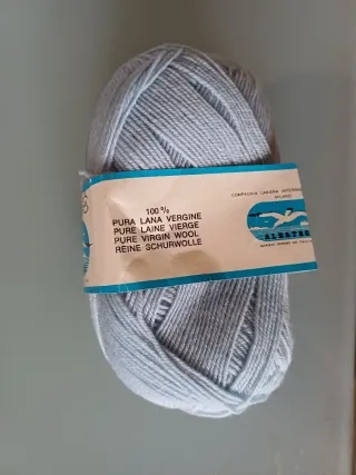 10 gomitoli lana Albatros Perlé celeste.
