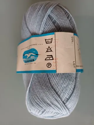 10 gomitoli lana Albatros Perlé celeste.