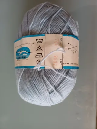 10 gomitoli lana Albatros Perlé celeste.